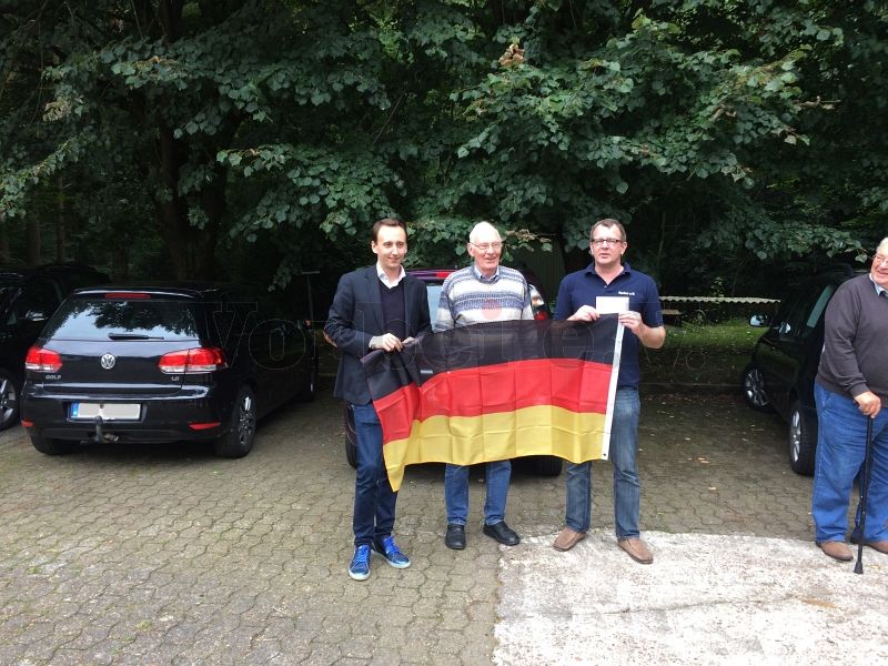 Vom Mercedes-Benz-Autohaus Diekmann aus Bremerhaven haben wir eine Geldspende erhalten. Auch über die gespendete BRD-Flagge haben wir uns sehr gefreut. Vielen Dank dafür!