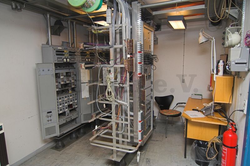 Fernmeldetechnische Einrichtungen in einem der Betriebsräume.