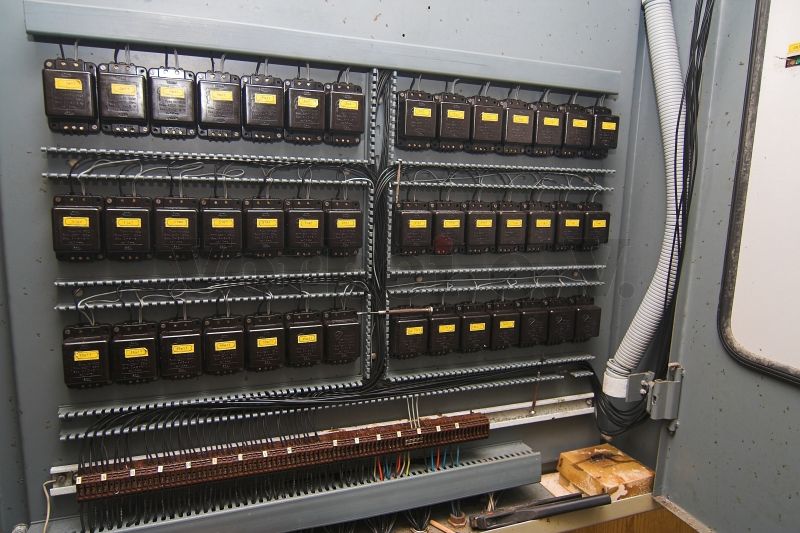 Detailaufnahme: Insgesamt 42 Klein-Transformatoren sorgen für die Betriebsspannung der Kontrolllampen im Meldefeld.