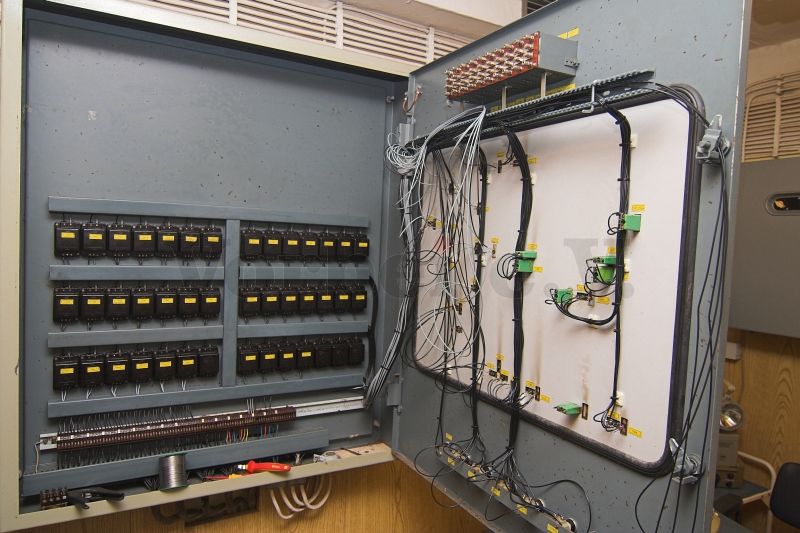 Auch sämtliche Verbindungen zu den einzelnen Kontrolllampen und Bedienelementen in der Schranktür werden erneuert.