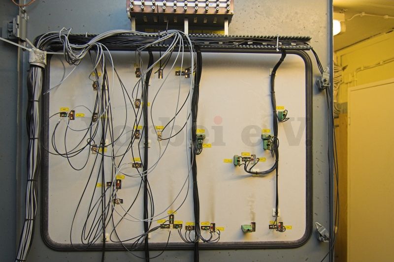 Blick auf die Verkabelung der Kontrolllampen in der geöffneten Schranktür des Kontroll- und Meldefeldes.