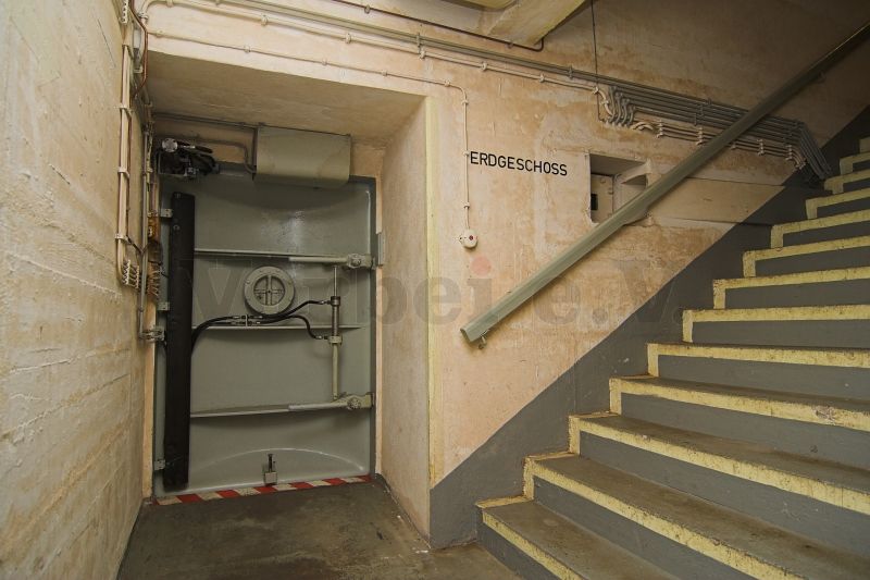 Damit ein Raumüberdruck im Bunker aufgebaut werden kann, müssen alle Schleusentüren verriegelt werden. Die Schleusentüren weisen eine Druckfestigkeit von 10 bar auf.