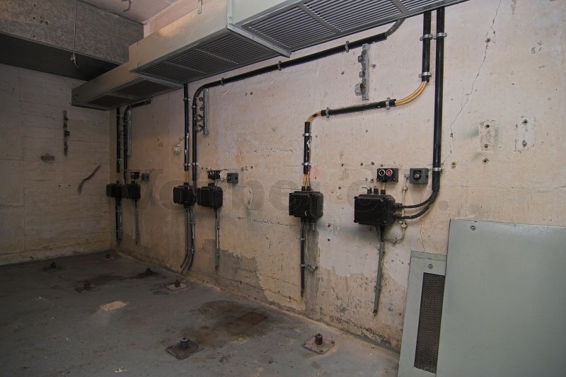 Im Kühlmaschinenraum: Die Kühlmaschinen wurden demontiert und die Elektro-Anschlussleitungen abgeschnitten.