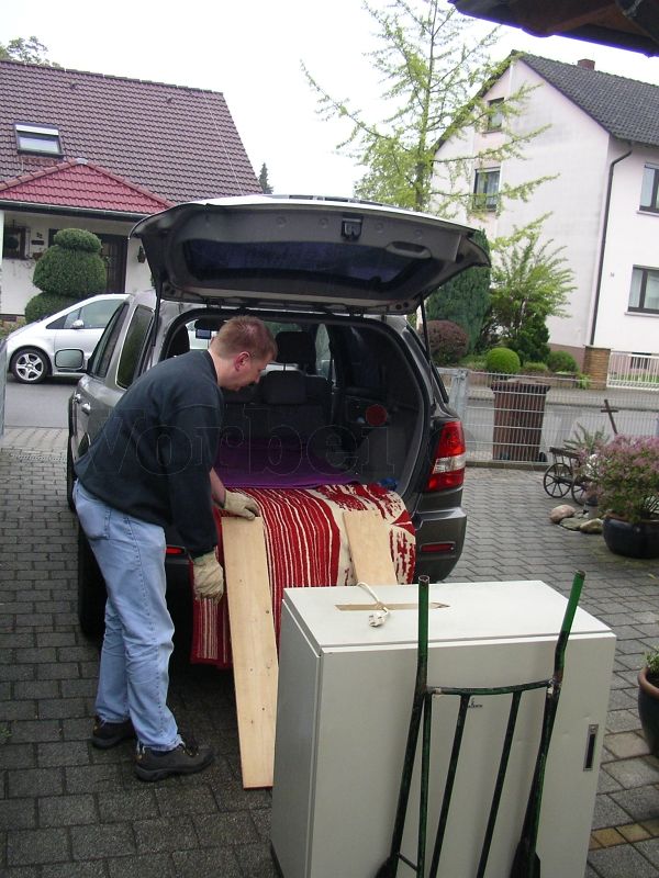 Vorbereitungen zur Verladung der schwergewichtigen Nebenstellenanlage in Gernsheim.