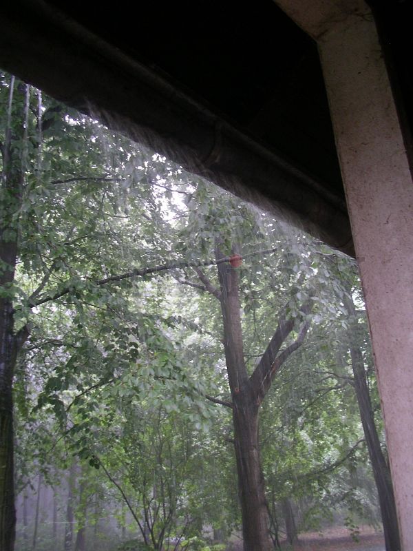 Die Regenrinnen am Unterkunftsgebäude können die großen Wassermassen nicht mehr bewältigen: Das Regenwasser läuft über die Rinnen hinweg und erreicht so die Lichtschächte und Treppenabgänge des Gebäudekellers.
