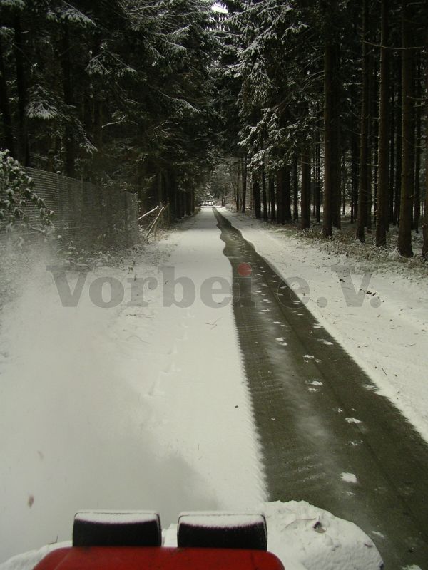Winterdienst auf der Zufahrt zur GSVBw 22: Der 230m lange Privatweg ist Bestandteil der Vereinsanlage und wird daher vom Vorbei e.V. gepflegt.