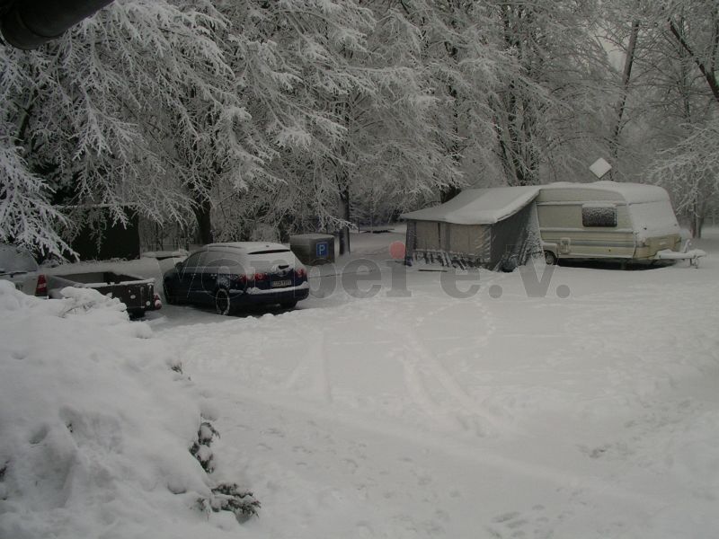 Der Parkplatz auf dem GSVBw-Gelände liegt unter einer dicken Schneedecke.