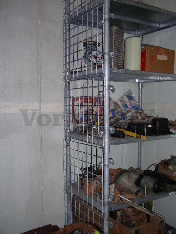 In den ursprünglichen Zustand versetzt: Das Lagerregal im Raum 37 mit originalen Gitter-Seitenwänden.