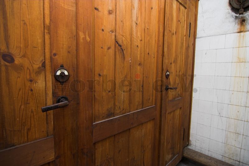 Die Trennwände und Türen der beiden WC-Zellen im Männer-Abort des dritten Obergeschosses.