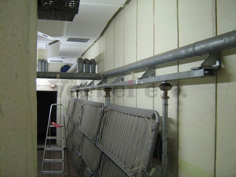 Fehlende U-Profil-Eisen wurden bei diesen Schutzraumliegen im Raum 41 (Flur mit Ruhemöglichkeit) durch originale Ersatzteile aus Materialbergungen ersetzt.