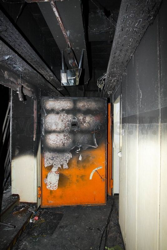 Die Zugangstür zur Fernsprechvermittlung (Raum 1) und die umliegenden Wand- und Deckenbereiche wurden durch die Hitzeeinwirkung schwerwiegend beschädigt.