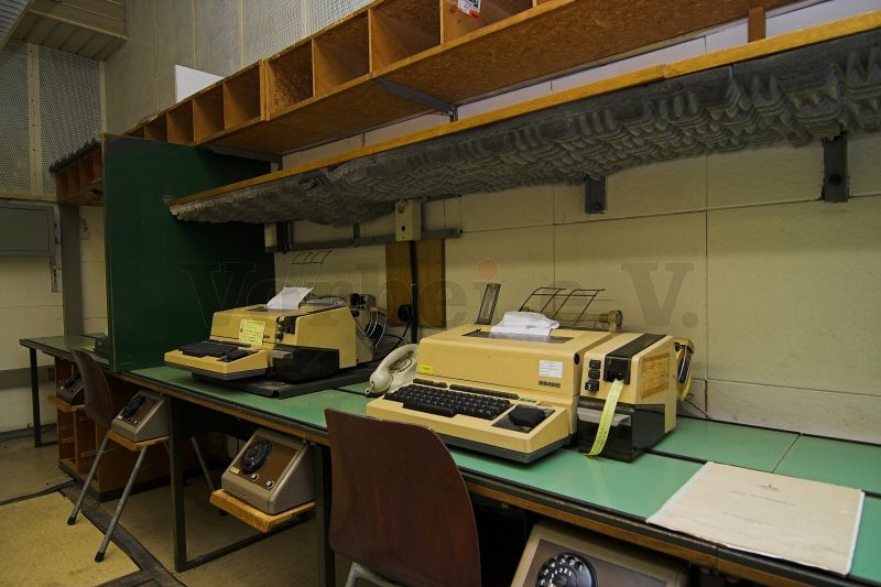 Raum 10: Fernschreibmaschinen an den Arbeitsplätzen in der Fernschreibvermittlung.