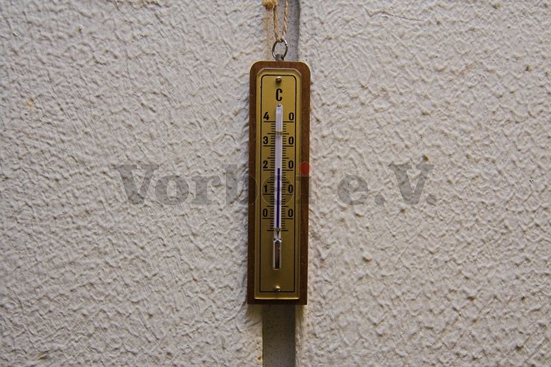Das Thermometer im Eingangsflur (Raum 40) zeigt eine Raumtemperatur von knapp 21°C an.