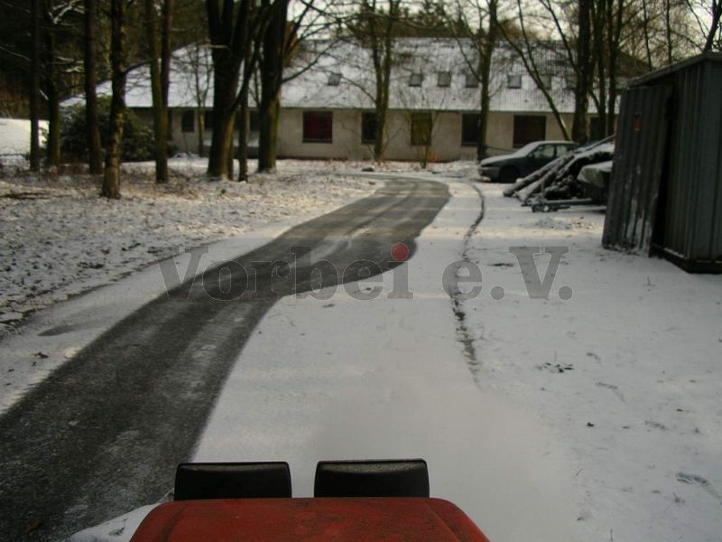 Schnee auf den Betriebswegen: Ein Fall für den Kleintraktor mit angesetzter Kehrbürste.