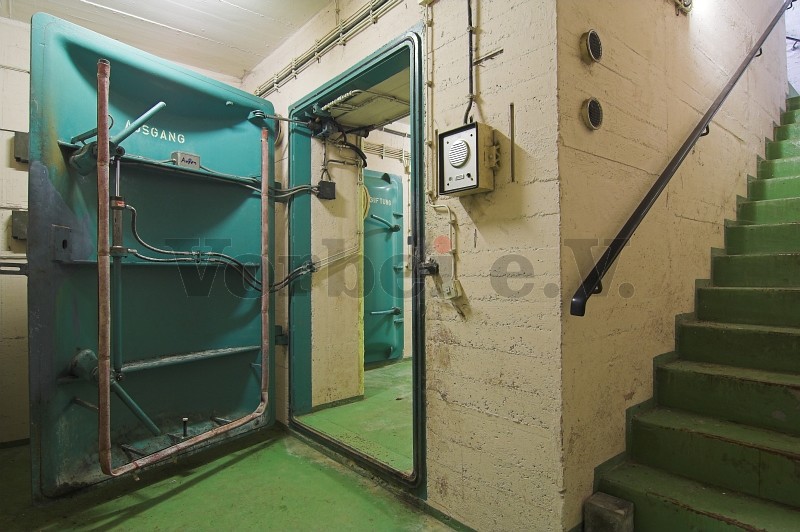 Die Zivilschutz-Führungsstelle befindet sich in einem unterirdischen Schutzbau, der über drei Etagen verfügt. Über einen Treppenabgang wird die äußere Schleusentür erreicht. Mit hydraulischen Vorrichtungen können die Schleusentüren automatisch geöffnet und geschlossen werden.