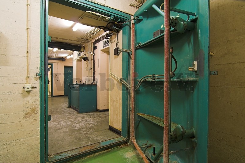 Die innere Schleusentür führt in den Eingangsflur. Dort befindet sich auch die Steuerung der hydraulischen Schleusentüren.
