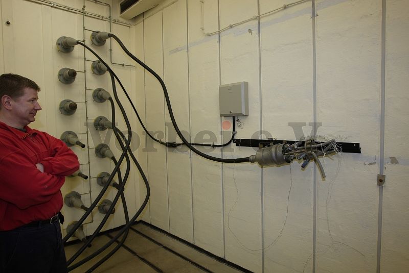 An der Wand im Raum 4 befindet sich der Telekom-Verteiler. Diese Anbindung wurde bereits zur Betriebszeit der GSVBw installiert, und konnte nun für unseren Festnetz- und DSL-Anschluß wieder in Betrieb genommen werden.