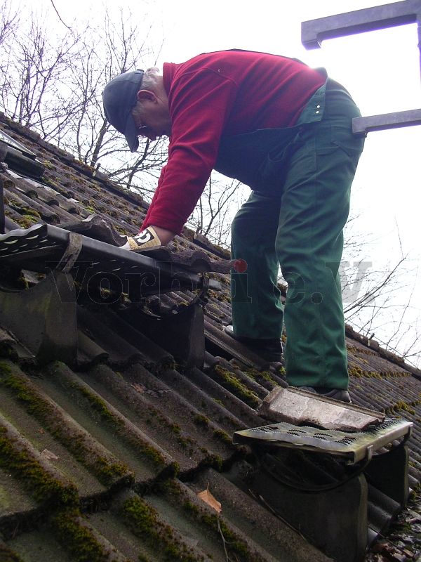 Auf dem Dach des Dienstgebäudes wurden defekte Dachziegel ausgetauscht, um das Eindringen von Regenwasser zu verhindern.