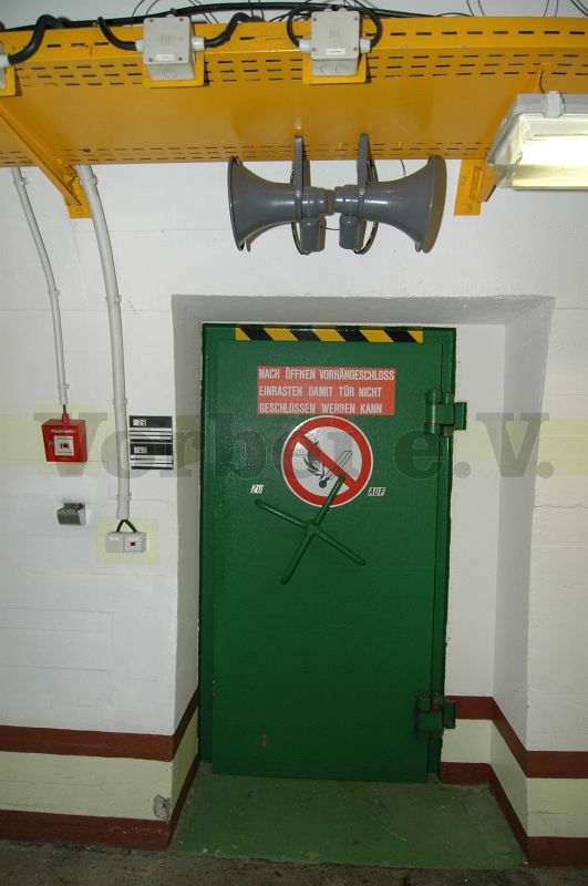 Im Verkehrsstollen: Die Schutztür führt zunächst in den Vorraum (Raum 42).
