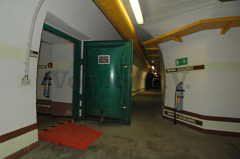 Vom Verkehrsstollen aus kann die nördliche Kammer 1 der GSVBw 47 über eine zusätzliche Schutztür erreicht werden.
