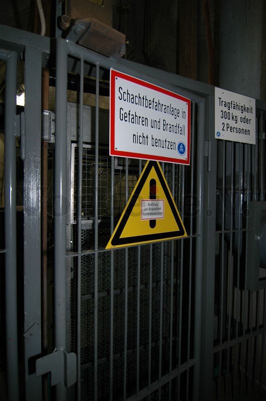 Der Zugang zum Förderkorb wird in der GSVBw 47 durch eine Gittertür gesichert.