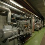 Gesamtansicht: Die Netzersatzanlage im Raum 20 der GSVBw 47 umfasst drei Generatoren.