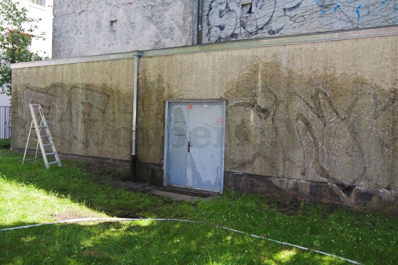 Im Zuge der Arbeiten zeichnet sich ab, dass die Graffitis nicht vollständig verschwinden. Die Konturen sind jedoch stark verblasst.