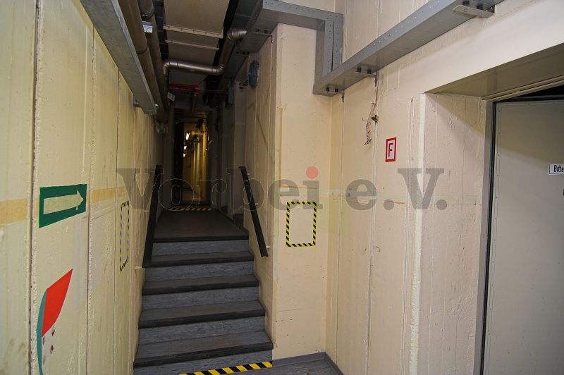 Treppenaufgang zum Eingangsflur (Raum 40). Die Tür im rechten Bildbereich führt in die Notküche (Raum 33).