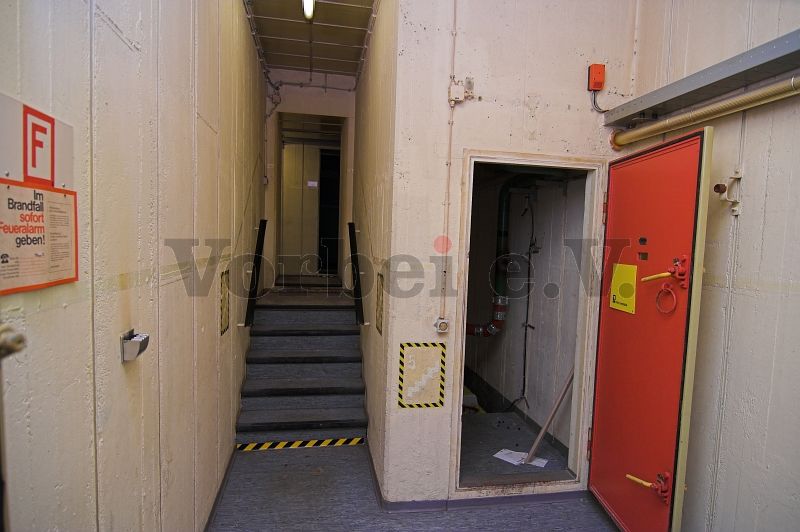 Blick zum Treppenaufgang, der zum Durchgang in den Eingangsflur (Raum 40) führt. Durch die offene Tür im rechten Bereich gelangt man in die Fäkalienhebeanlage (Raum 23).
