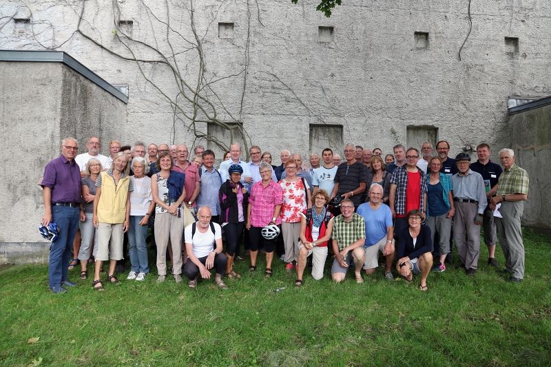 Gruppenfoto mit den Teilnehmerinnen und Teilnehmern der Sommerradtour vor dem Museumsbunker Hannover.