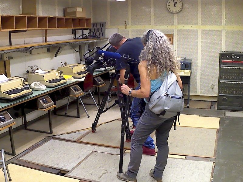 Hier bereitet das Kamerateam die Dreharbeiten in der Fernschreibvermittlung (Raum 10) vor.