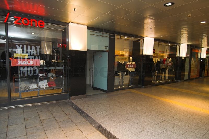 Geöffneter Zugang zur Zivilschutzanlage in der unterirdischen Ladenstraße, der Niki-de-Saint-Phalle-Promenade, ehemals “Passerelle”.