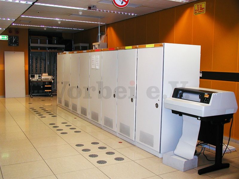 Siemens EDX-Anlage mit Schnelldrucker in der AFDVmiKn. Das System wurde zur Unterstützung bei der Abwicklung des Bw-Fernschreibverkehrs eingesetzt.