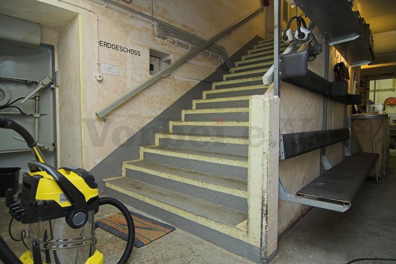 Reinigung der Treppenbereiche mit einem Industriesauger.
