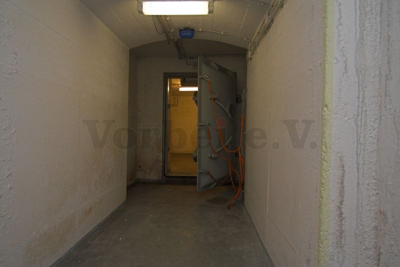 Eine Schleusenvorraum mit geöffneter Schleusentür. Um in den Bunker zu gelangen, muss die Dosierschleuse sowie zwei Schleusentüren passiert werden.