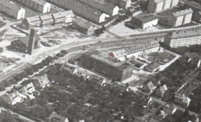 Dieser Ausschnitt eines weiteren historischen Luftbildes zeigt den ehemaligen Luftschutzbunker Wallensteinstraße mit der davor verlaufenden Torstenssonstraße. (Archiv der Region Hannover, Nachlass Koberg Nr. 467).