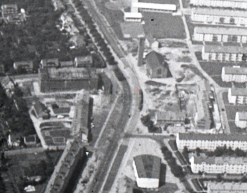 Das Foto vom 02.07.1957 zeigt den Luftschutzbunker in der Torstenssonstraße / Ecke Wallensteinstraße. Es handelt sich dabei um einen Ausschnitt eines Luftbildes. (Archiv der Region Hannover, Nachlass Koberg Nr. 465).