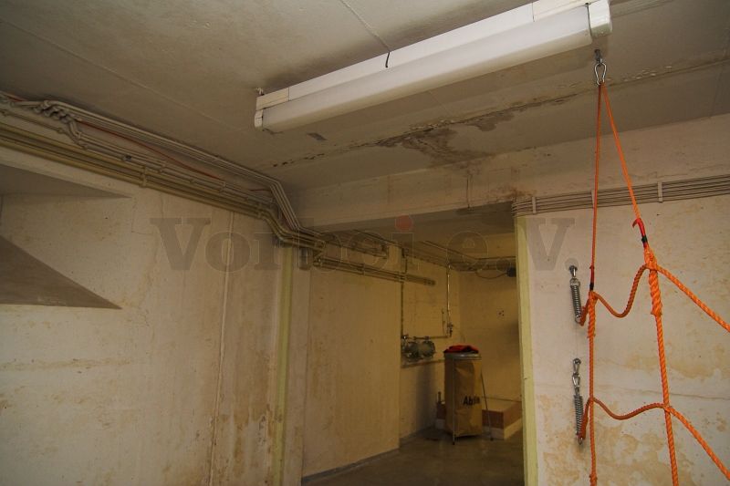 Eine weitere defekte Lampe befand sich im Schleuseninnenraum der Zugangsschleuse 5. Auch diese Lampe, bei der es sich wie bei allen Lampen im Bunker um die Originalausstattung aus den 1960er Jahren handelt, wurde sorgfältig zerlegt und repariert.