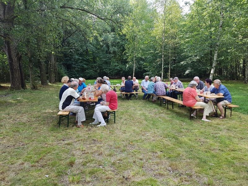 Für das Sommertreffen der ehemaligen GSVBw-Bediensteten wurden bei bestem Wetter Tische und Bänke auf der großen Grünfläche der GSVBw 22 Elmlohe aufgebaut.