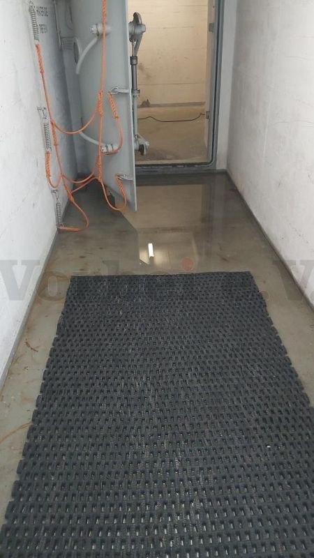 Das Foto zeigt den Schleusenvorraum 3 im Bunker. Heftige Regenschauer sorgten für einen Wassereinbruch. Der Boden des Vorraumes ist mit Wasser bedeckt.