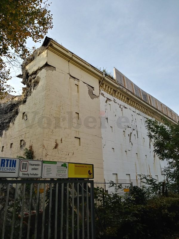 Das Foto zeigt eine Bunker-Außenwand der ehemaligen Zivilschutzanlage Bömelburgstraße, die im Zuge der Abrissarbeiten bereits aufgebrochen wurde.