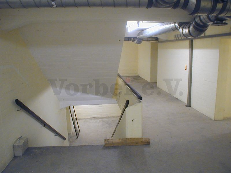 Das Bild zeigt den Treppenbereich des Bunkers, der zur Zivilschutzanlage hergerichtet wurde.