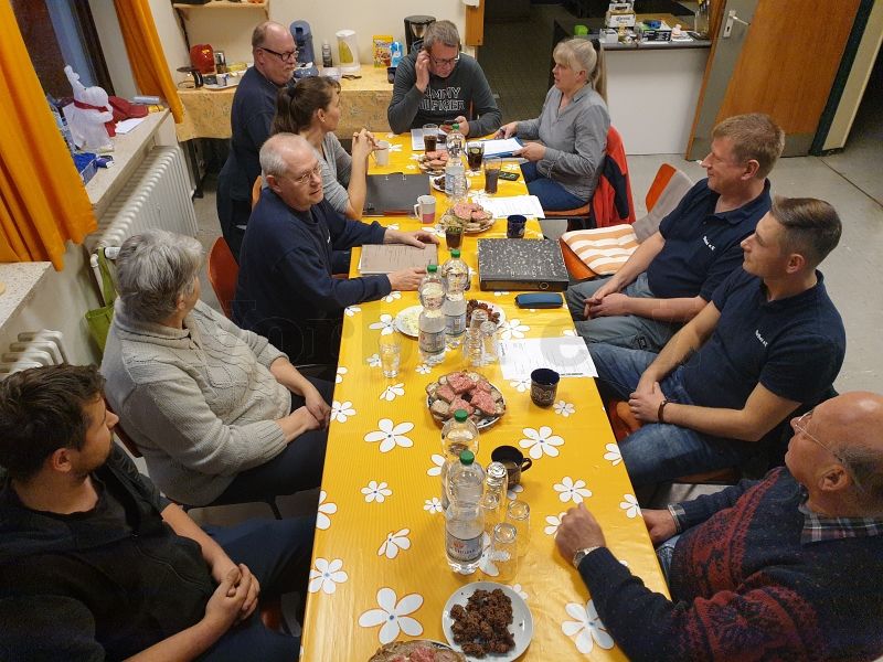 Auf dem Foto werden die Vereinsmitglieder des Vorbei e.V. gezeigt, Die Personen sitzen an einem Tisch in der GSVBw 22 Elmlohe.