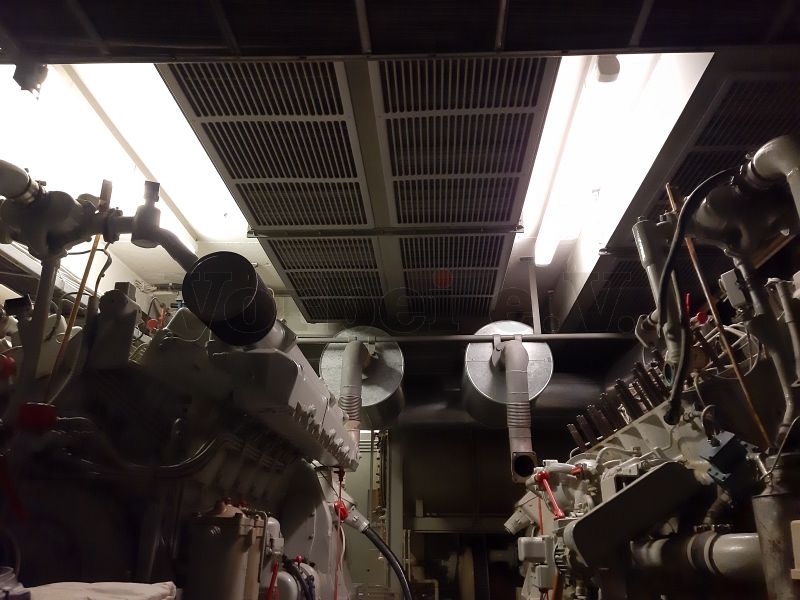 Auf dem Foto wird der Maschinenraum des Museumsbunkers Hannover gezeigt, Beide Deckenlampen funktionieren wieder und leuchten den Raum im Bunker aus.