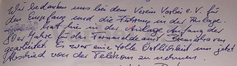 Das Foto zeigt einen Gästebuch-Eintrag in der GSVBw 22 Elmlohe/Drangstedt. Der Text lautet: Wir bedanken uns bei dem Verein Vorbei e.V. für den Empfang und die Führung in der Anlage. XXXXX hat hier in der Anlage Anfang der 80er Jahre für das Fernmeldeamt Bremerhaven gearbeitet. Es war eine tolle Örtlichkeit um jetzt Abschied von der Telekom zu nehmen.