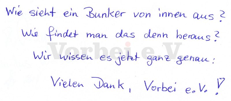 Das Foto zeigt einen Gästebuch-Eintrag im Museumsbunker Hannover. Der Text lautet: Wie sieht ein Bunker von innen aus? Wie findet man das denn heraus? Wir wissen es jetzt ganz genau: Vielen Dank, Vorbei e.V.!