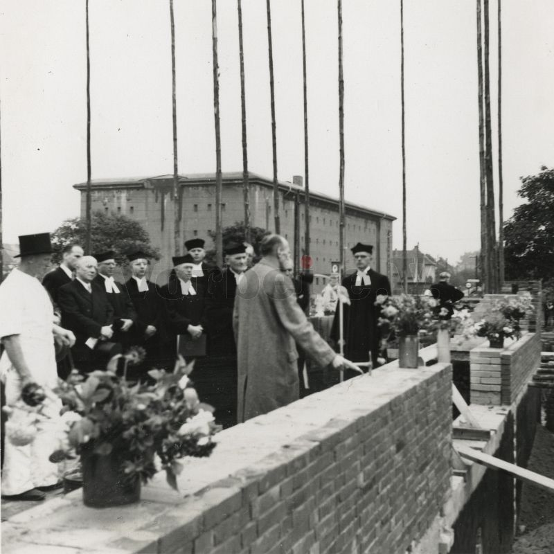 Das Foto vom 22.08.1954 zeigt die Grundsteinlegung der St.-Thomas-Kirche. Im Hintergrund ist der ehemalige Luftschutzbunker in der Torstenssonstraße / Ecke Wallensteinstraße zu sehen.