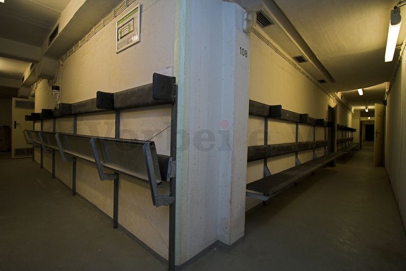 Das Bild zeigt die Durchgangsbereiche im Bunker, die mit Sitzbänken ausgestattet wurden.