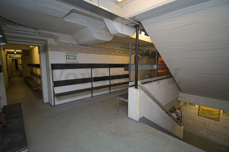 Das Foto zeigt Treppen- und Durchgangsbereiche im Bunker.