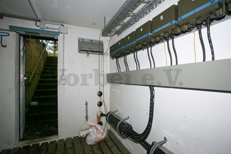 Im Kabelaufführungspunkt (Objekt 3) der GSVBw 47 Niederbrombach in der Umzäunung des Abluftkopfes. Es handelt sich dabei um eine verbunkerte Anlage mit Zugang über eine absteigende Treppe.